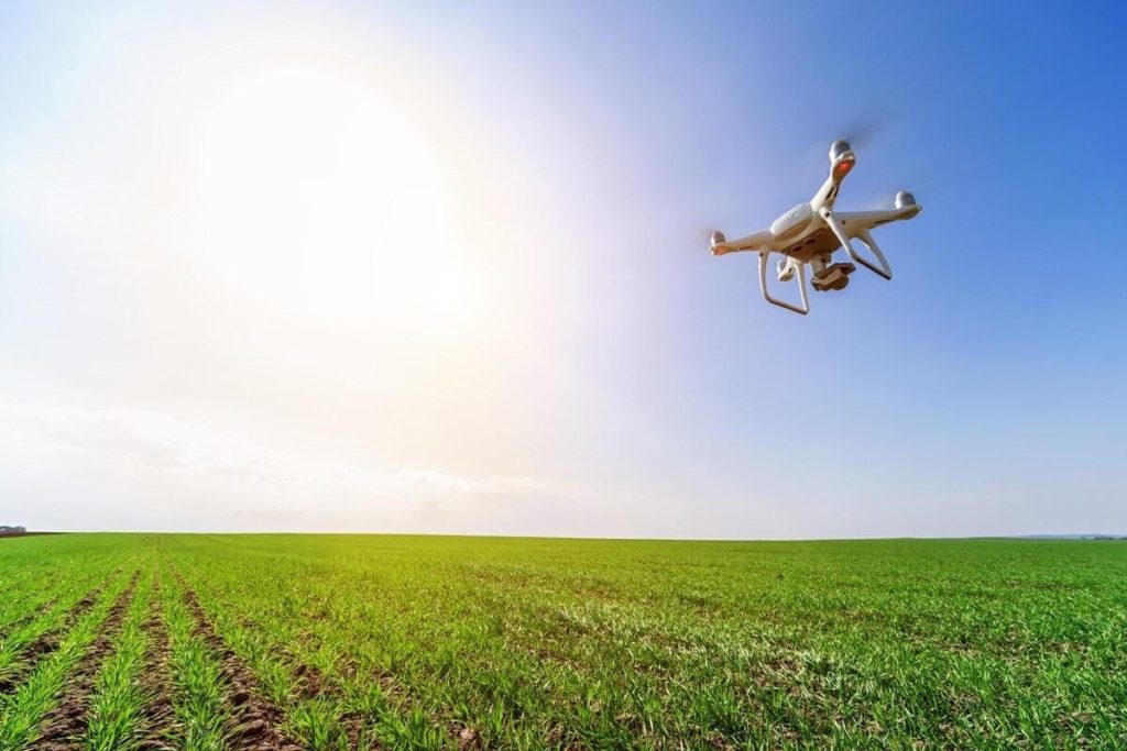 Uso de drones na agricultura para diversas finalidades.