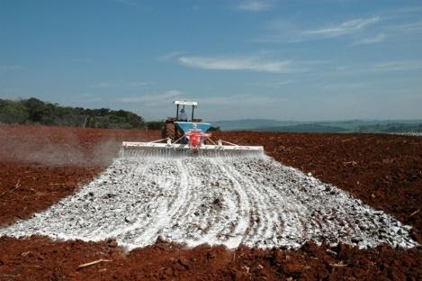 Aplicação de calcário agrícola, fonte importante de Cálcio (Ca) e Magnésio (Mg). Fonte: Greenpower