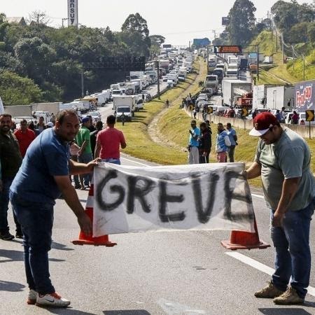 A greve dos caminhoneiros e o tabelamento do frete elevaram os preços dos fretes no Brasil. 